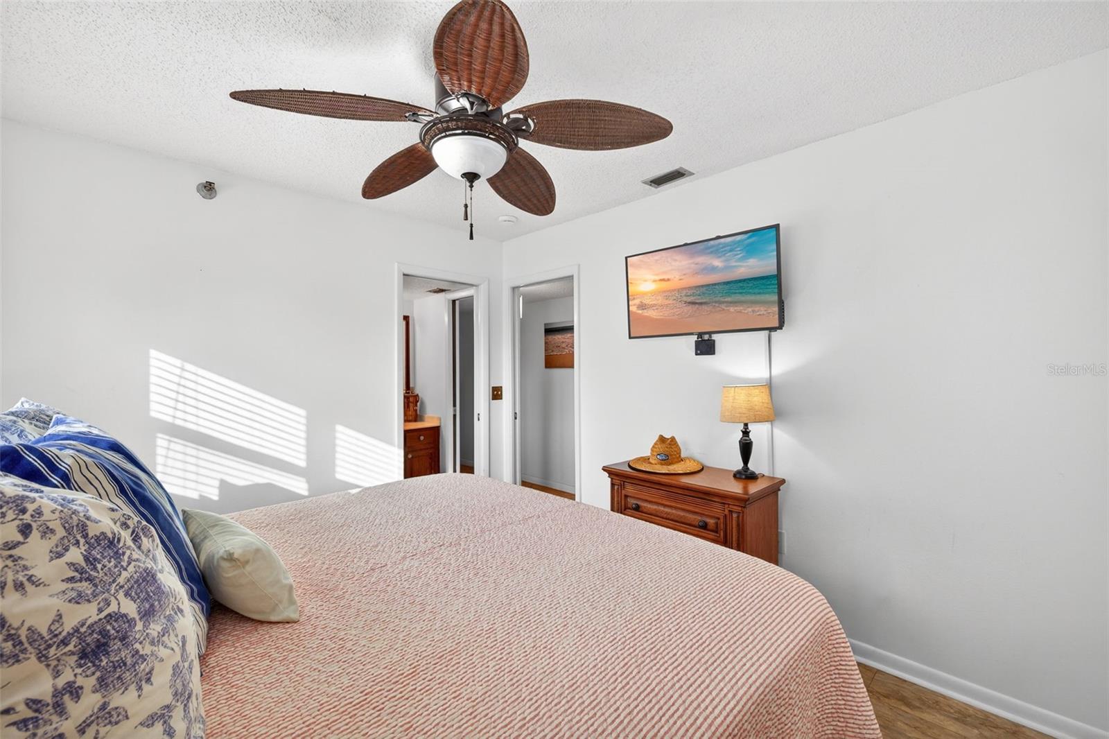 Image 21 of 39 For 19010 Gulf Boulevard 101