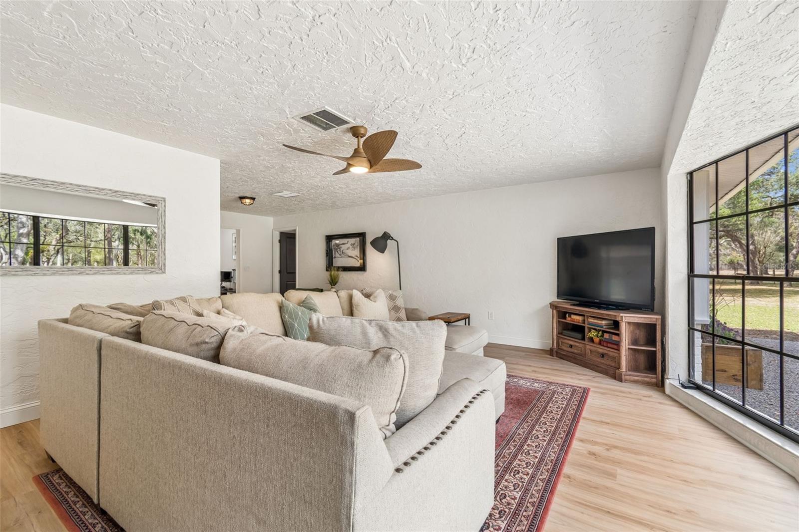 Listing photo id 9 for 13402 Peace Boulevard