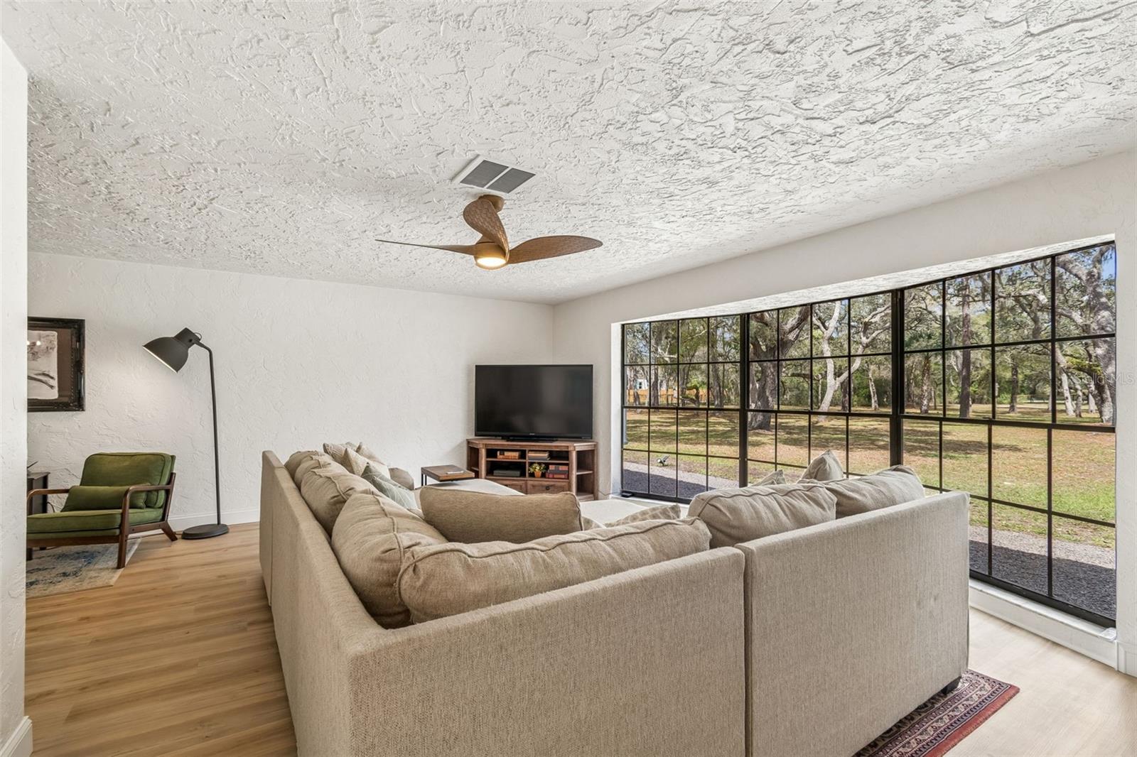 Listing photo id 13 for 13402 Peace Boulevard