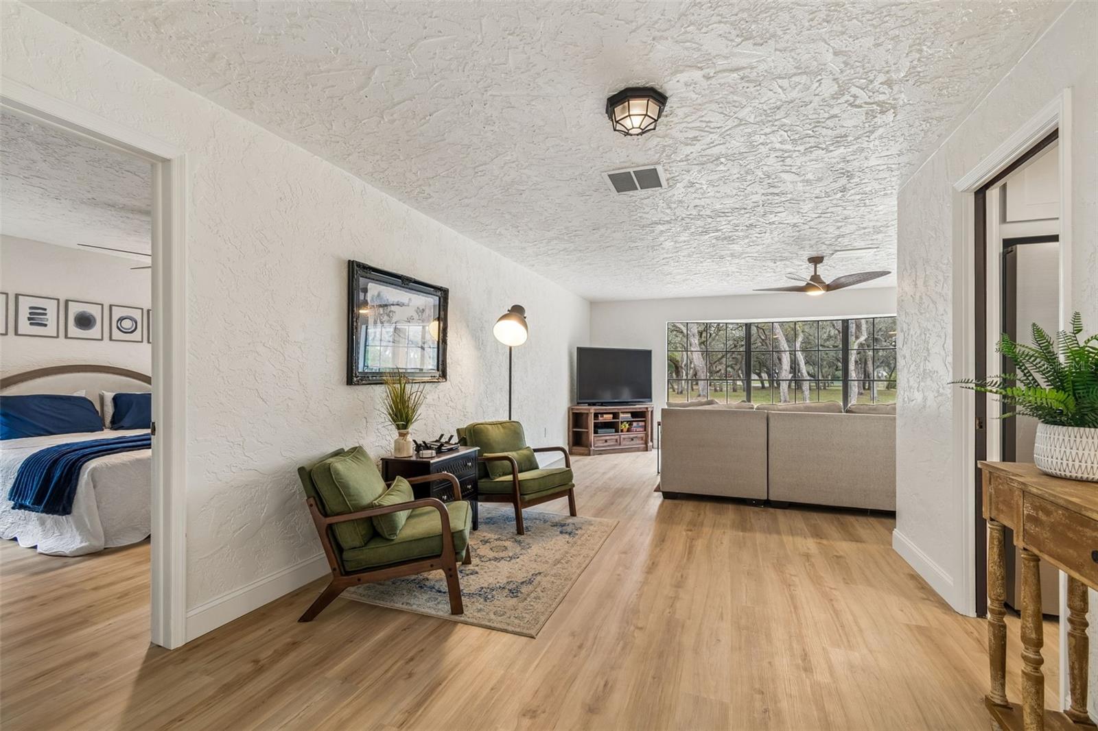 Listing photo id 16 for 13402 Peace Boulevard