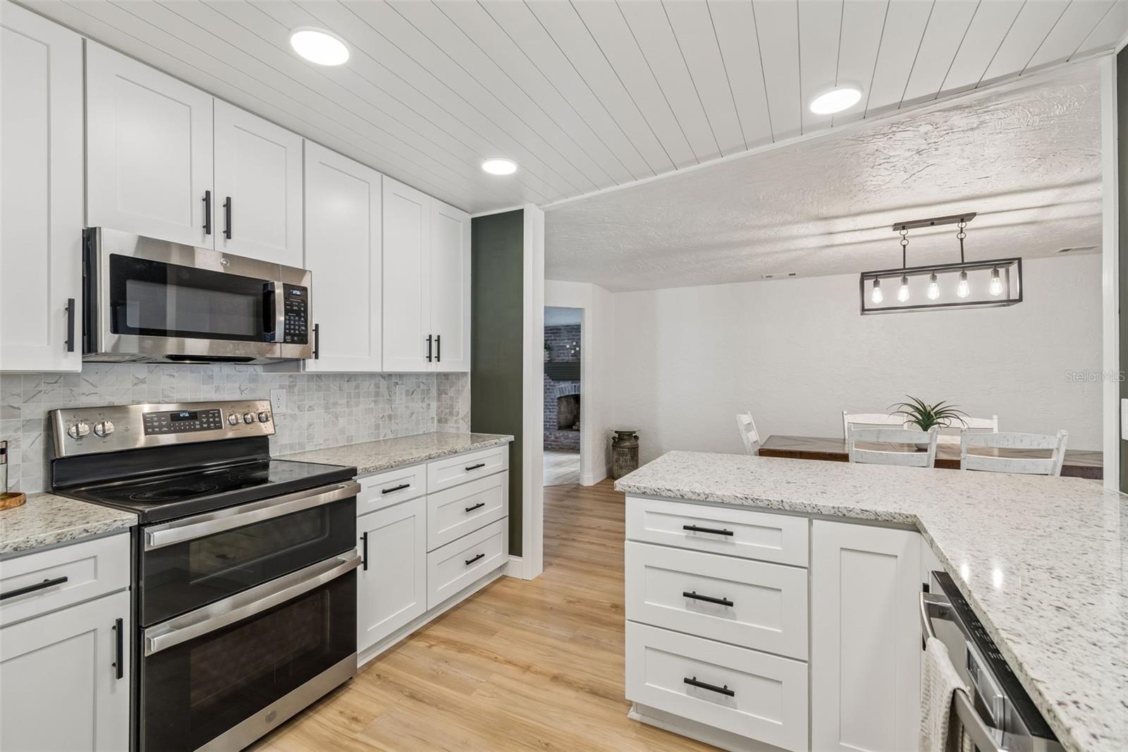 Listing photo id 17 for 13402 Peace Boulevard