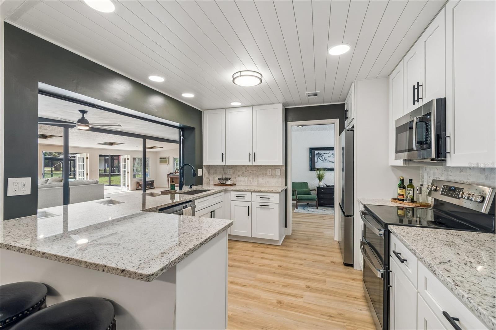 Listing photo id 21 for 13402 Peace Boulevard