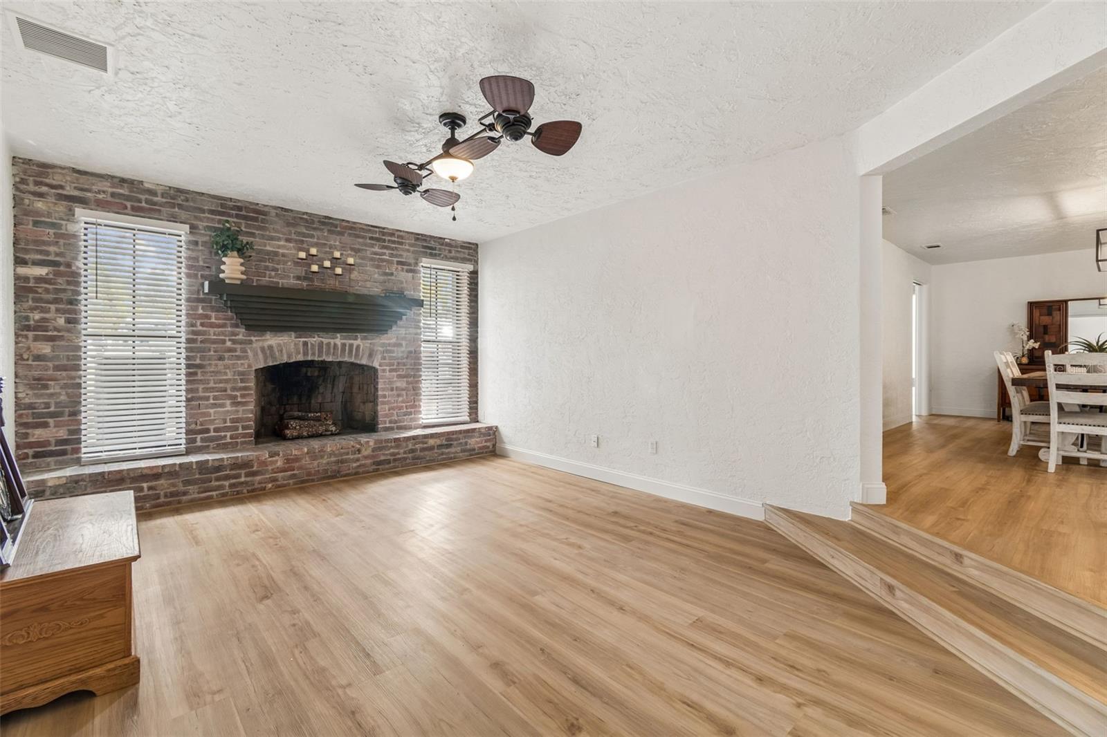 Listing photo id 31 for 13402 Peace Boulevard