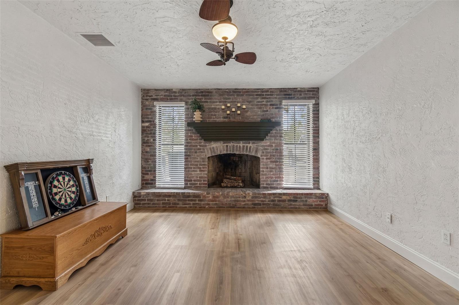 Listing photo id 32 for 13402 Peace Boulevard