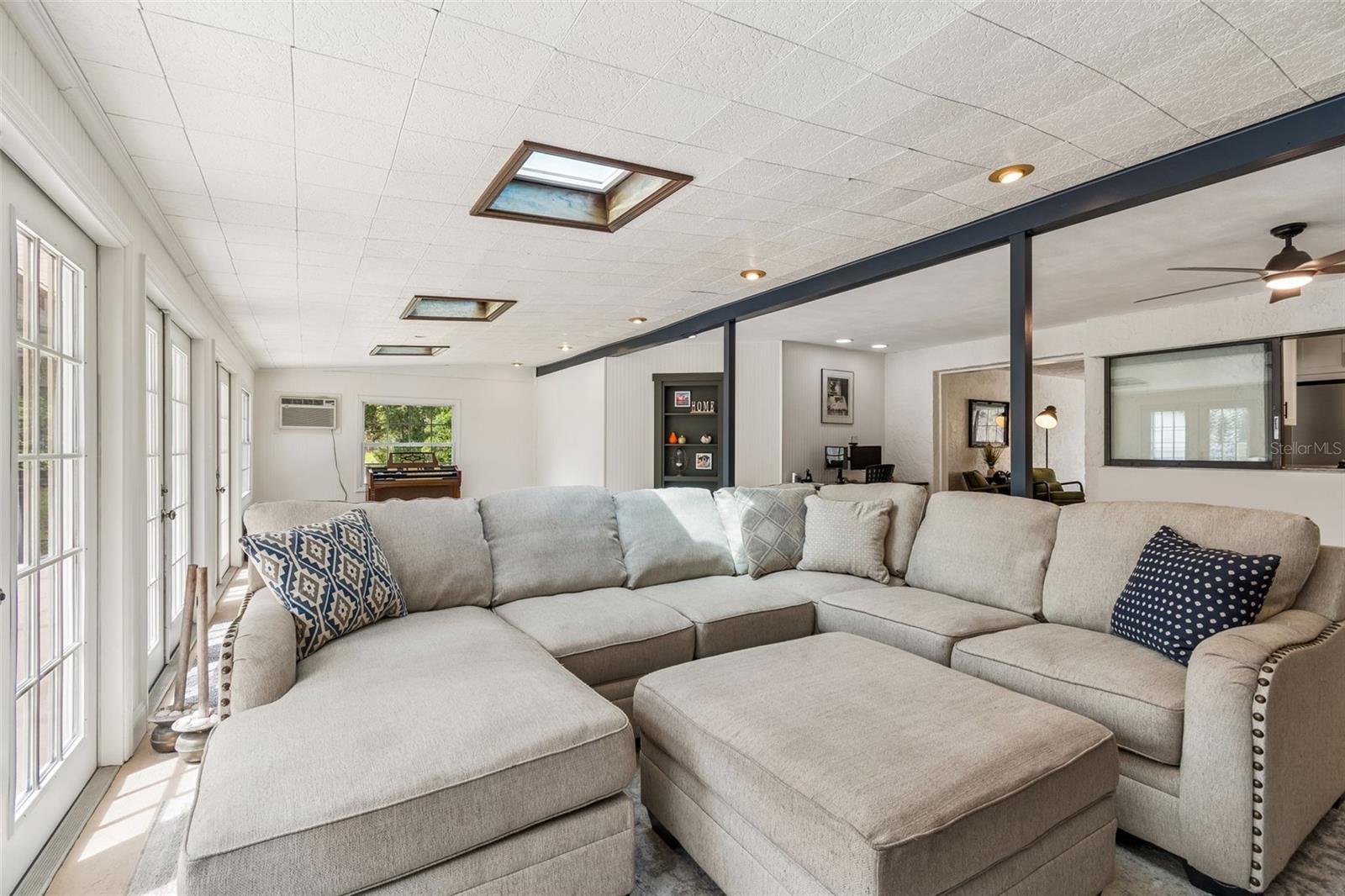 Listing photo id 33 for 13402 Peace Boulevard