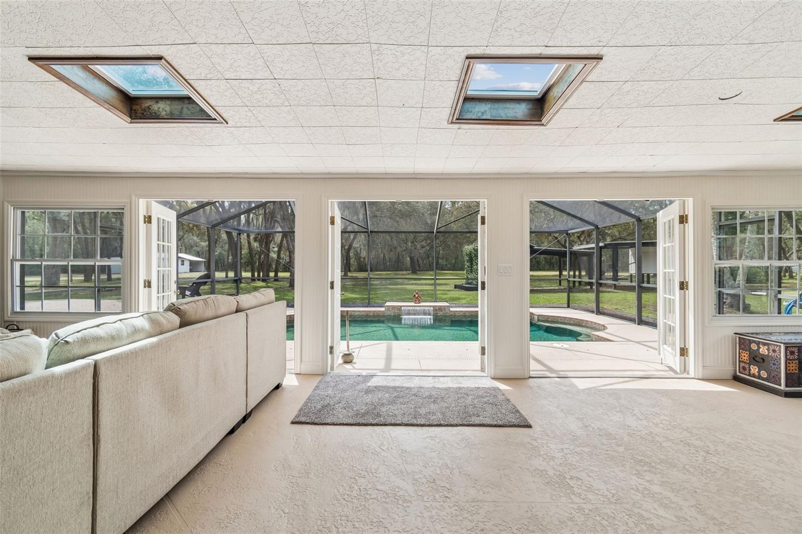 Listing photo id 35 for 13402 Peace Boulevard