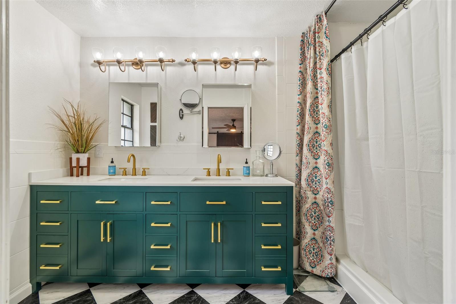 Listing photo id 47 for 13402 Peace Boulevard