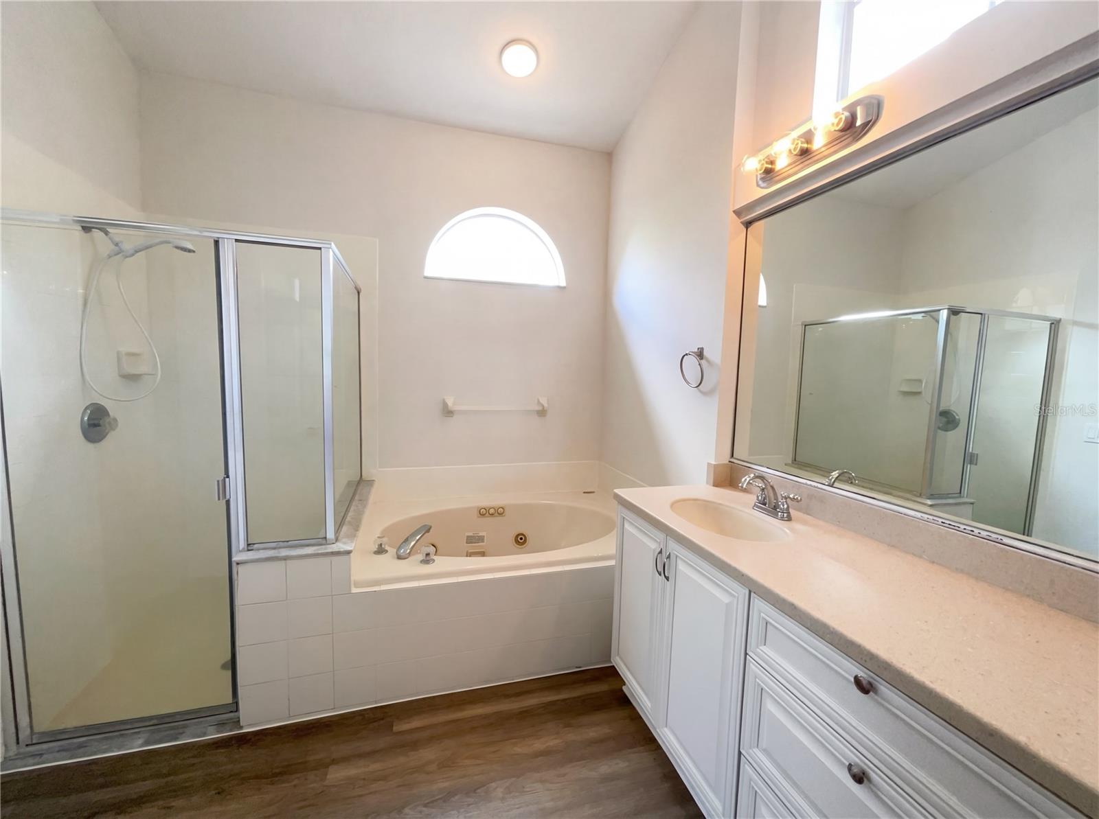 Listing photo id 13 for 10101 Kingsbridge Avenue