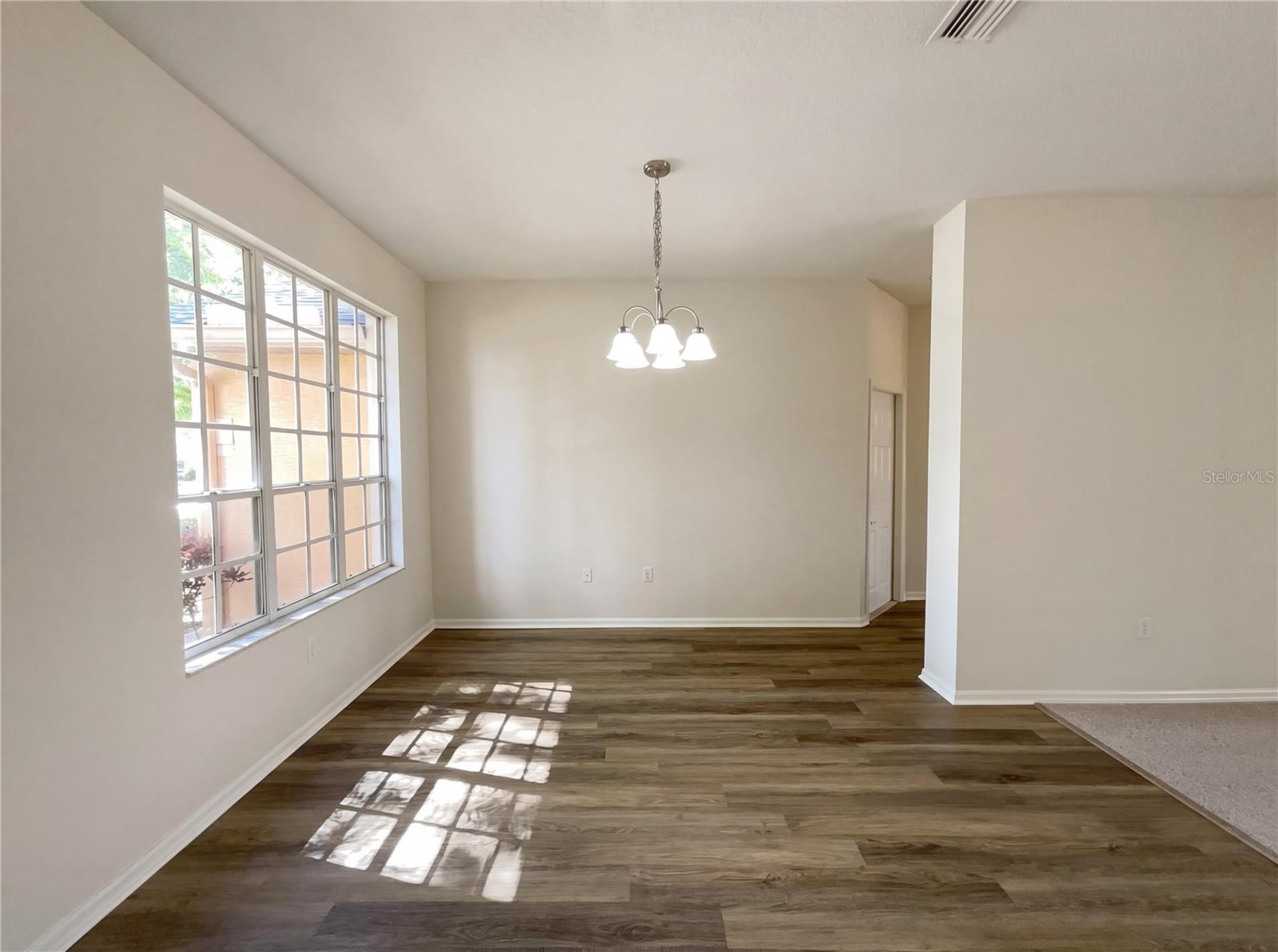 Listing photo id 2 for 10101 Kingsbridge Avenue