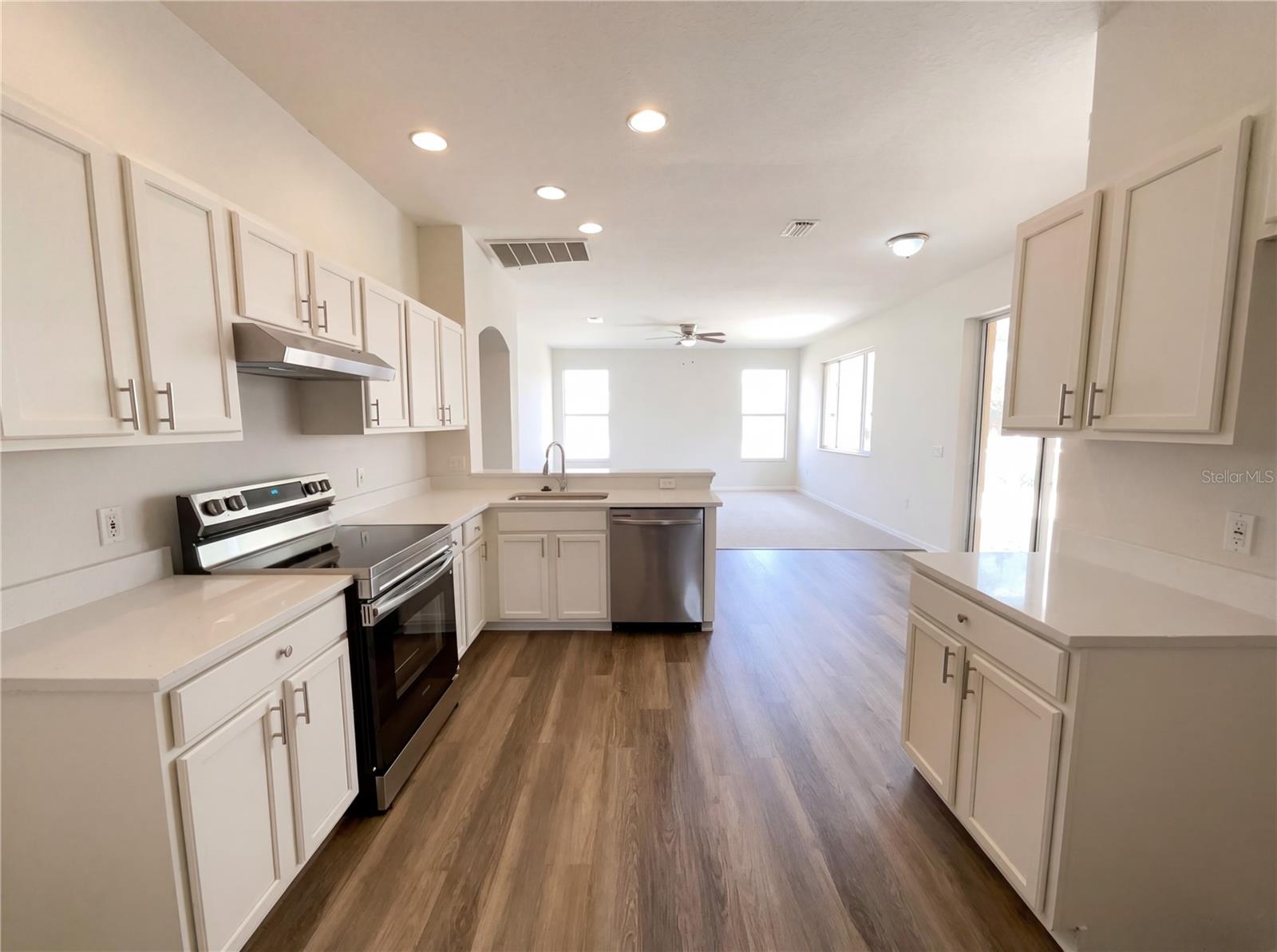 Listing photo id 5 for 10101 Kingsbridge Avenue