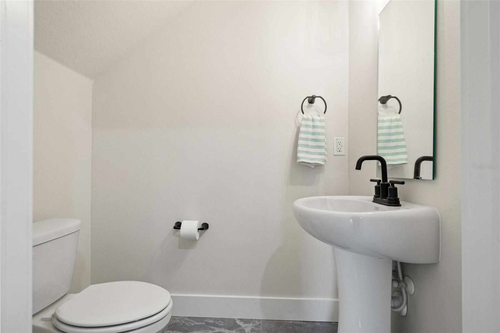 Listing photo id 11 for 3801 Luma Drive