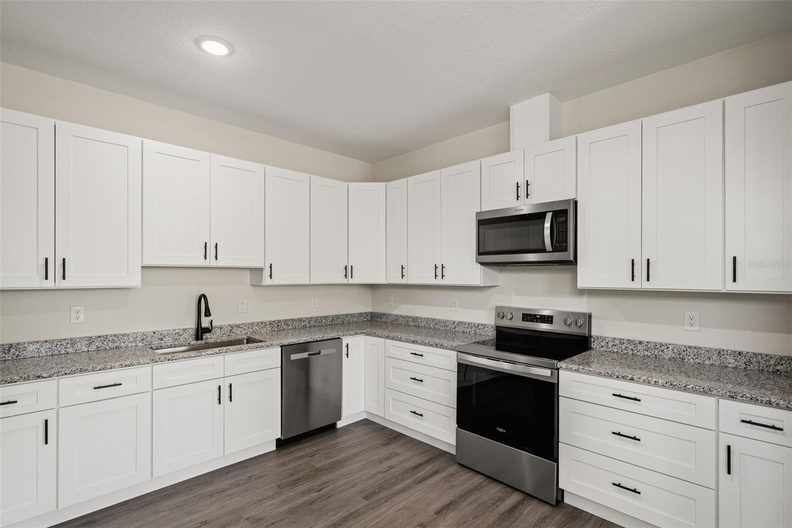 Listing photo id 2 for 3801 Luma Drive