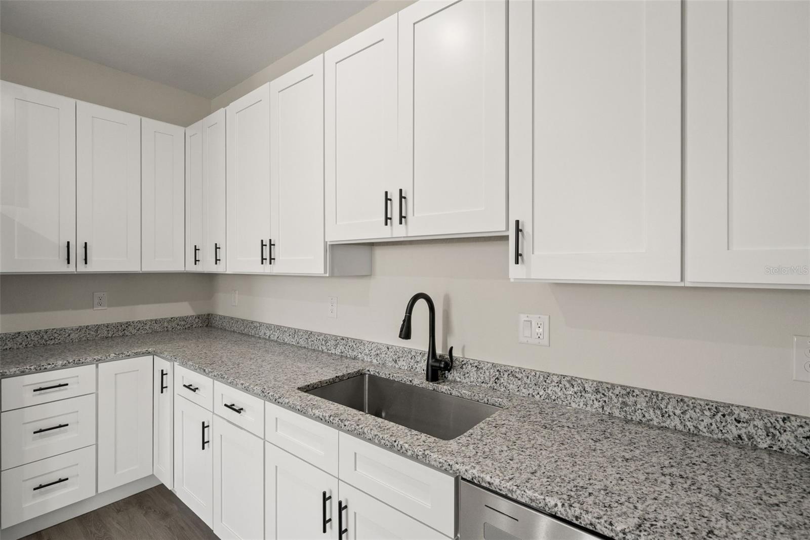 Listing photo id 4 for 3801 Luma Drive