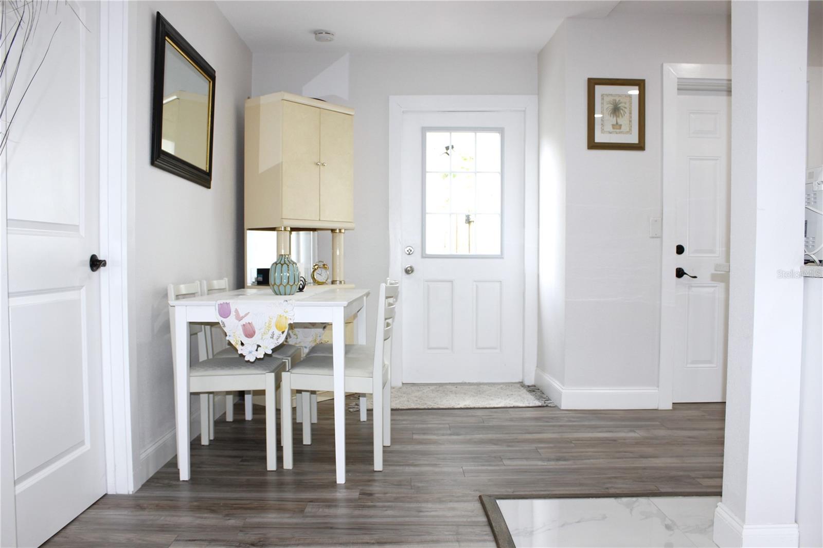 Image 11 of 71 For 1450 Barry Street