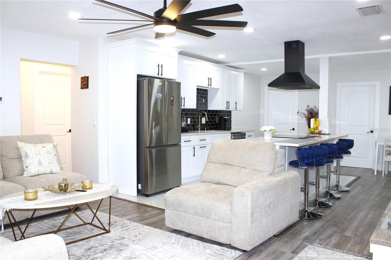 Image 16 of 71 For 1450 Barry Street