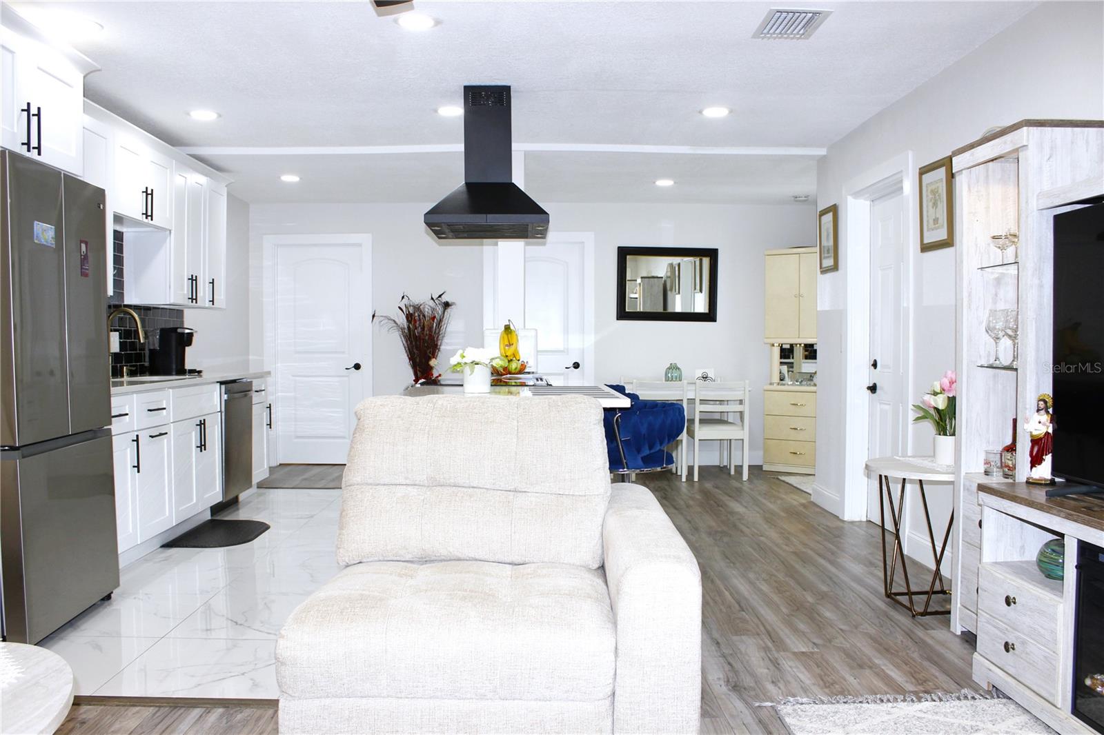 Image 17 of 71 For 1450 Barry Street