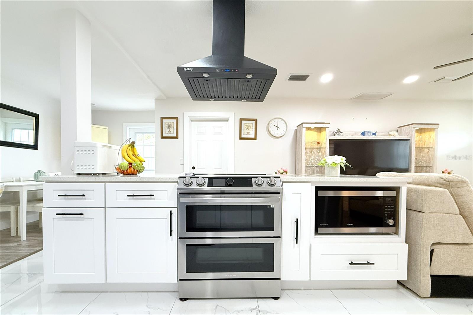 Image 22 of 71 For 1450 Barry Street