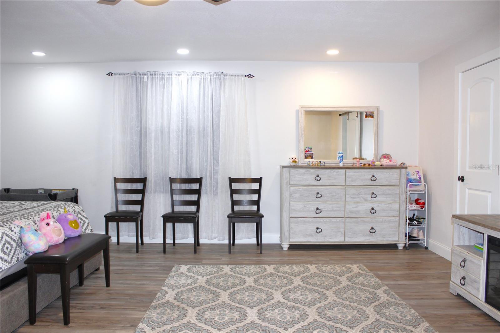 Image 24 of 71 For 1450 Barry Street