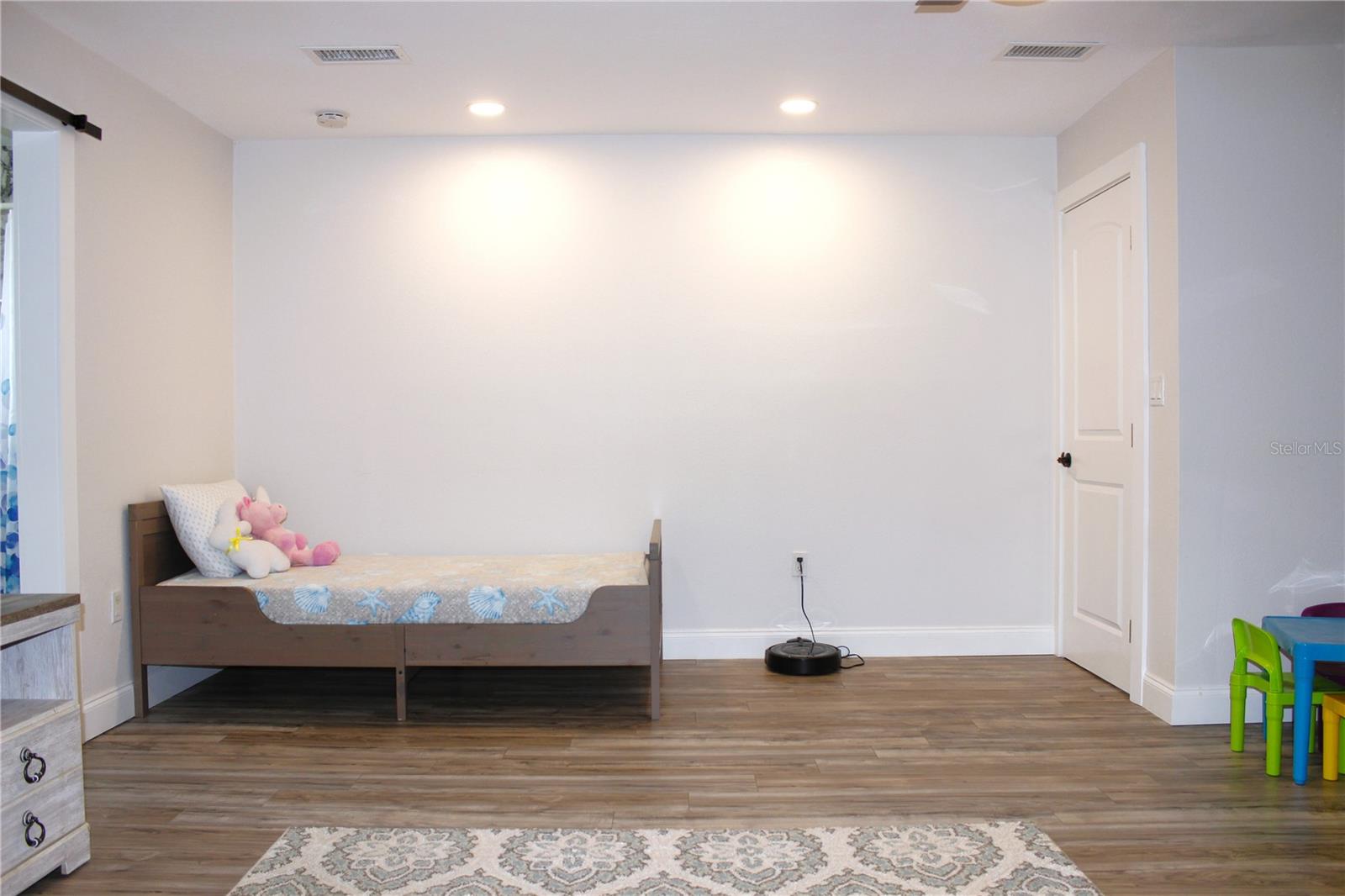 Image 26 of 71 For 1450 Barry Street