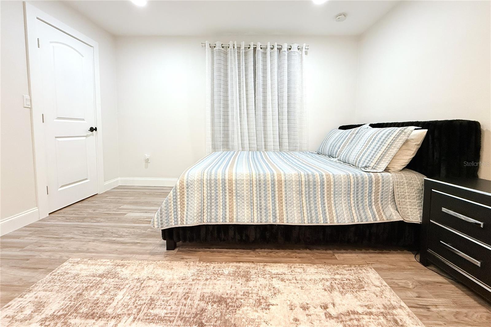 Image 27 of 71 For 1450 Barry Street