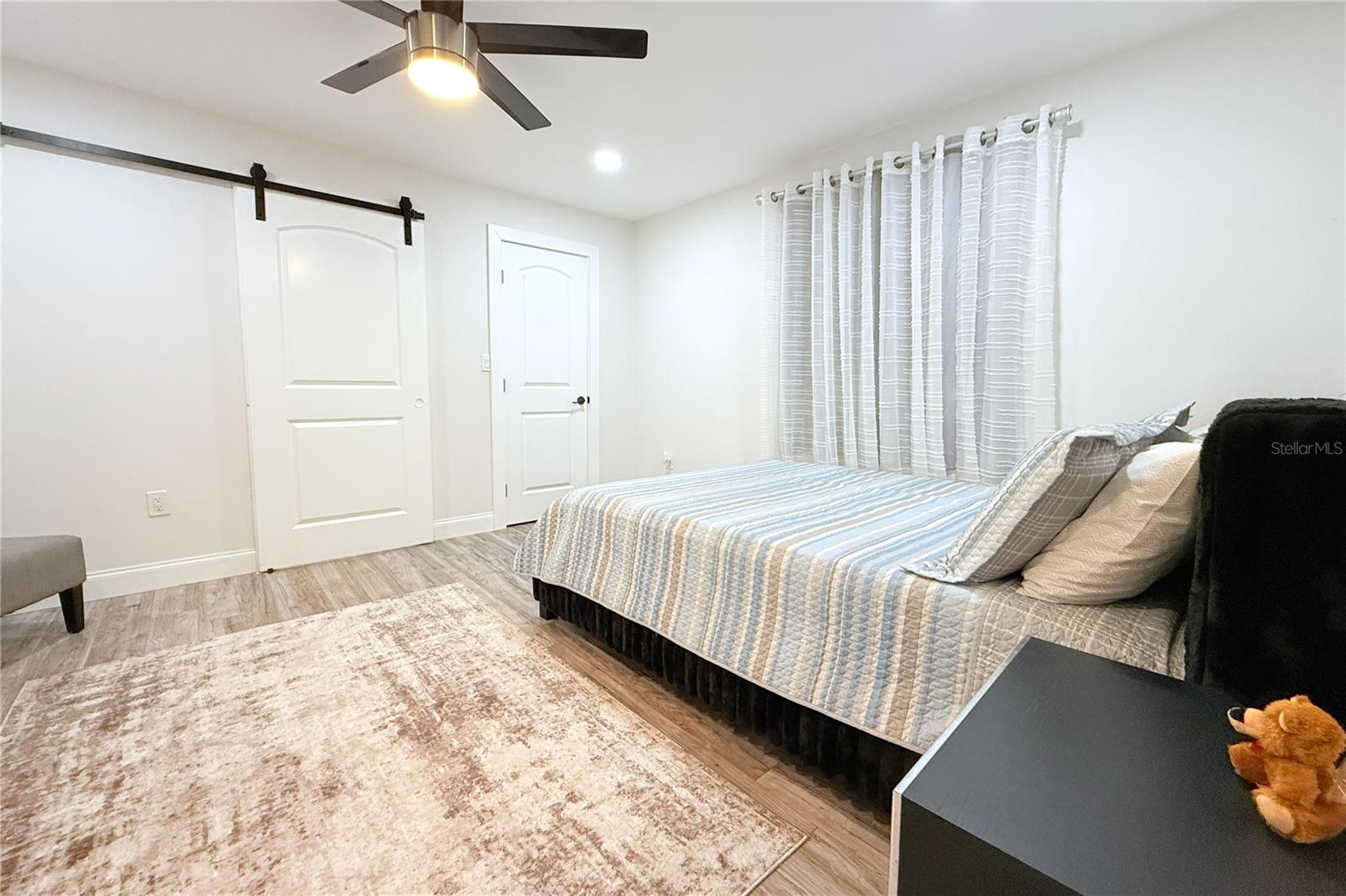 Image 29 of 71 For 1450 Barry Street