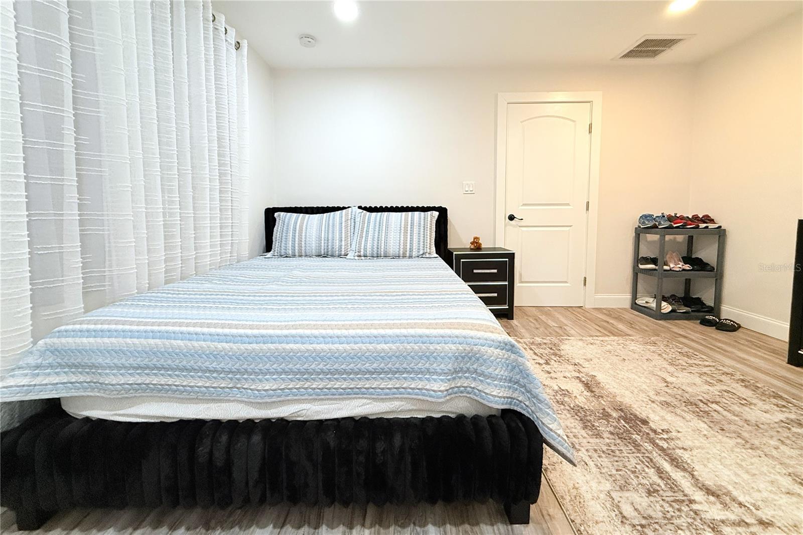 Image 30 of 71 For 1450 Barry Street