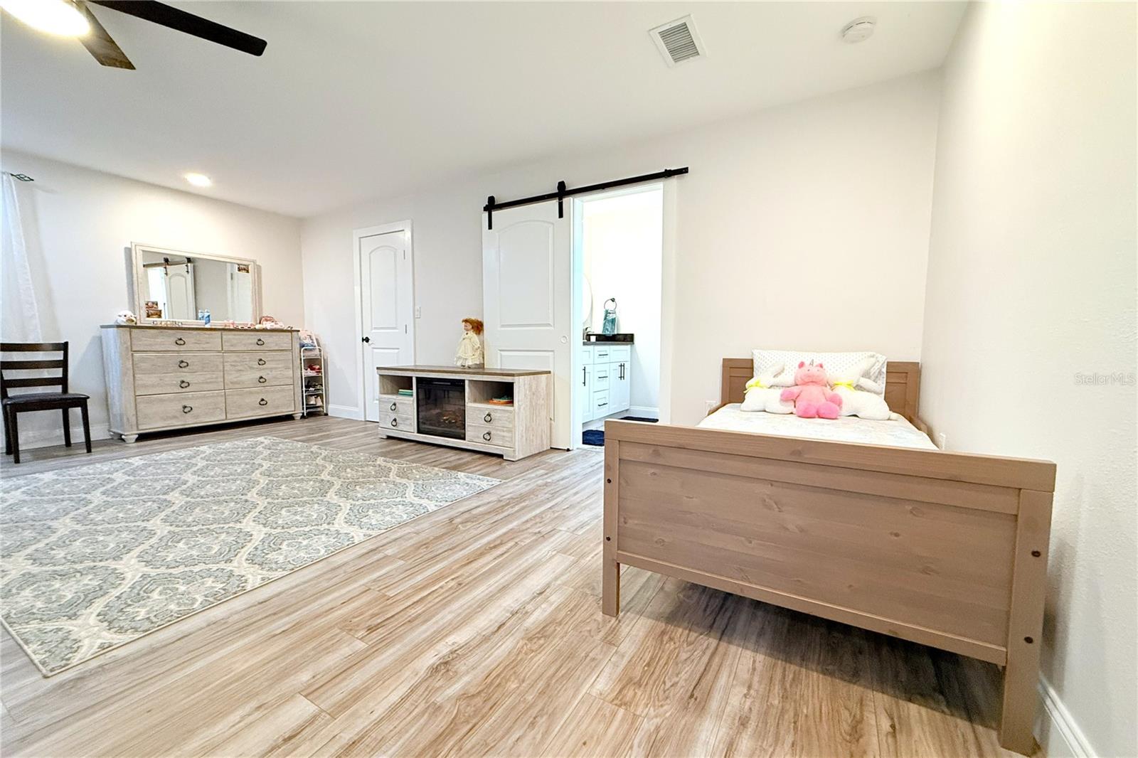 Image 31 of 71 For 1450 Barry Street