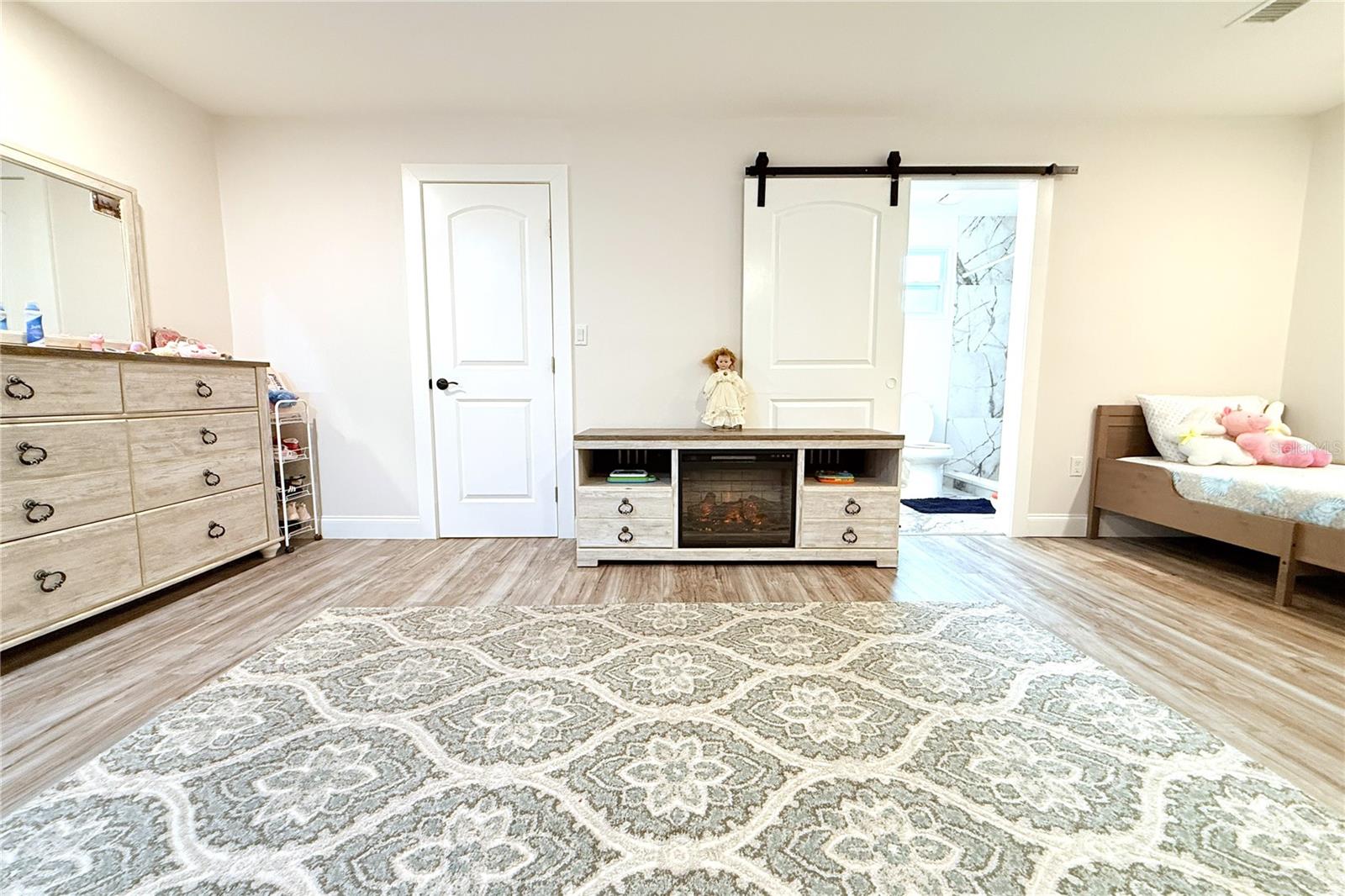 Image 32 of 71 For 1450 Barry Street