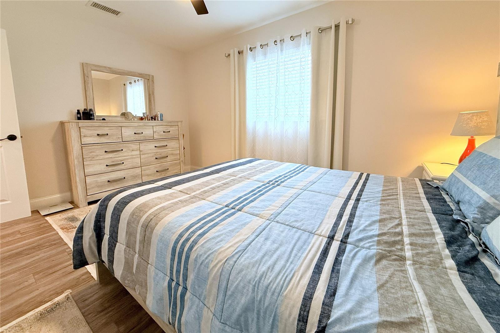 Image 35 of 71 For 1450 Barry Street