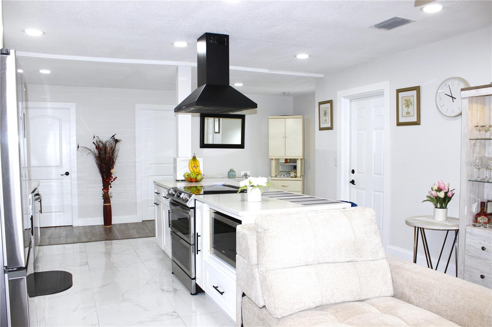 Image 8 of 71 For 1450 Barry Street