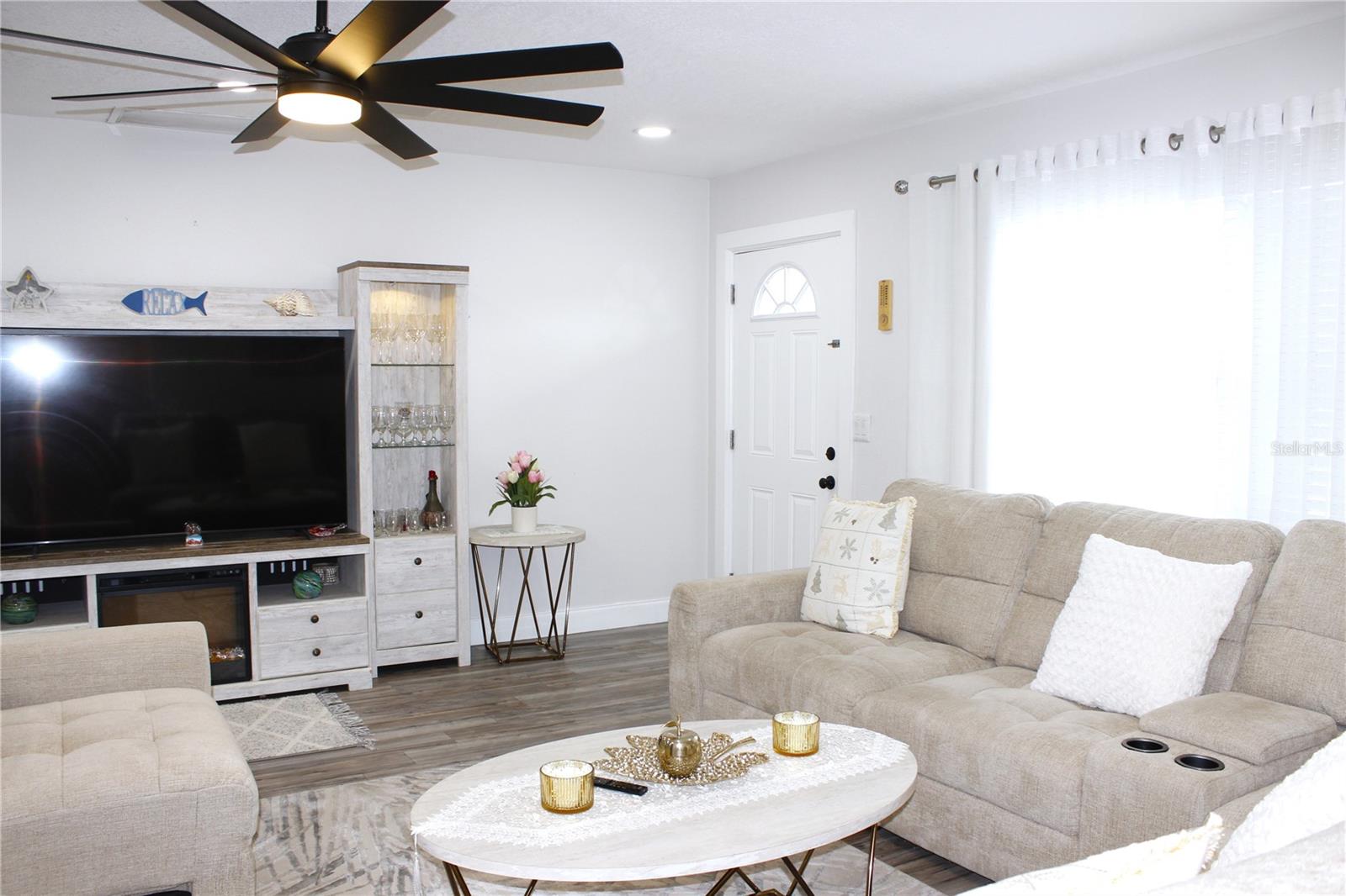 Image 9 of 71 For 1450 Barry Street