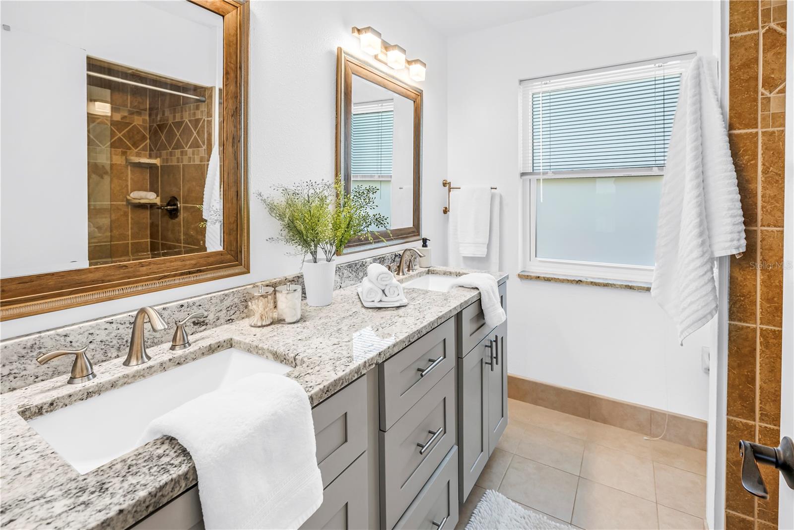 Image 11 of 30 For 1052 Sanabel Court Ne