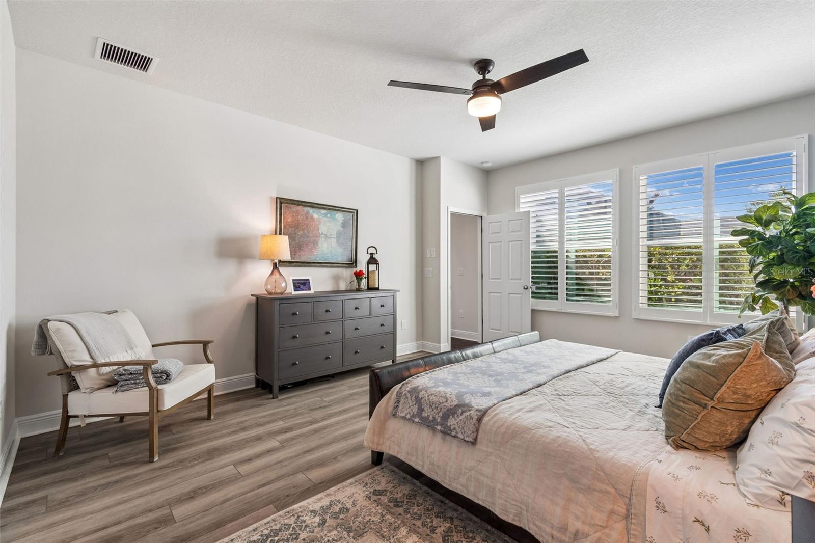 Image 25 of 52 For 4910 Lakeshore Oaks Court