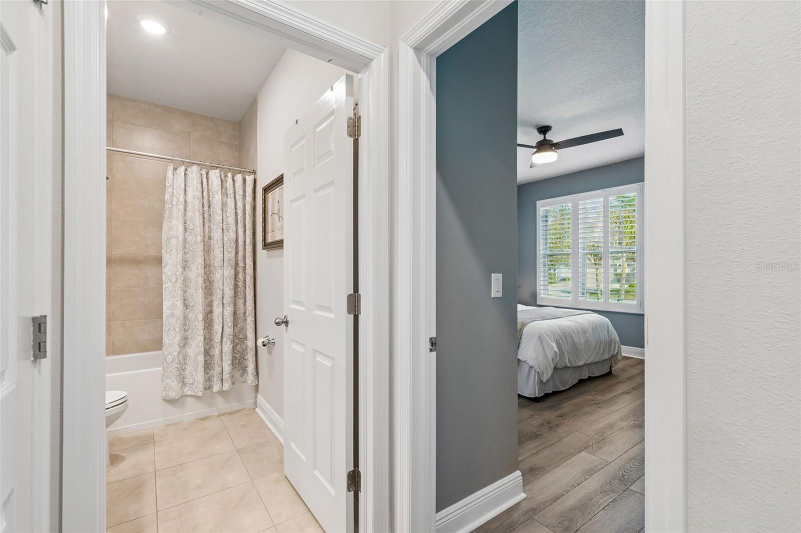 Image 8 of 52 For 4910 Lakeshore Oaks Court