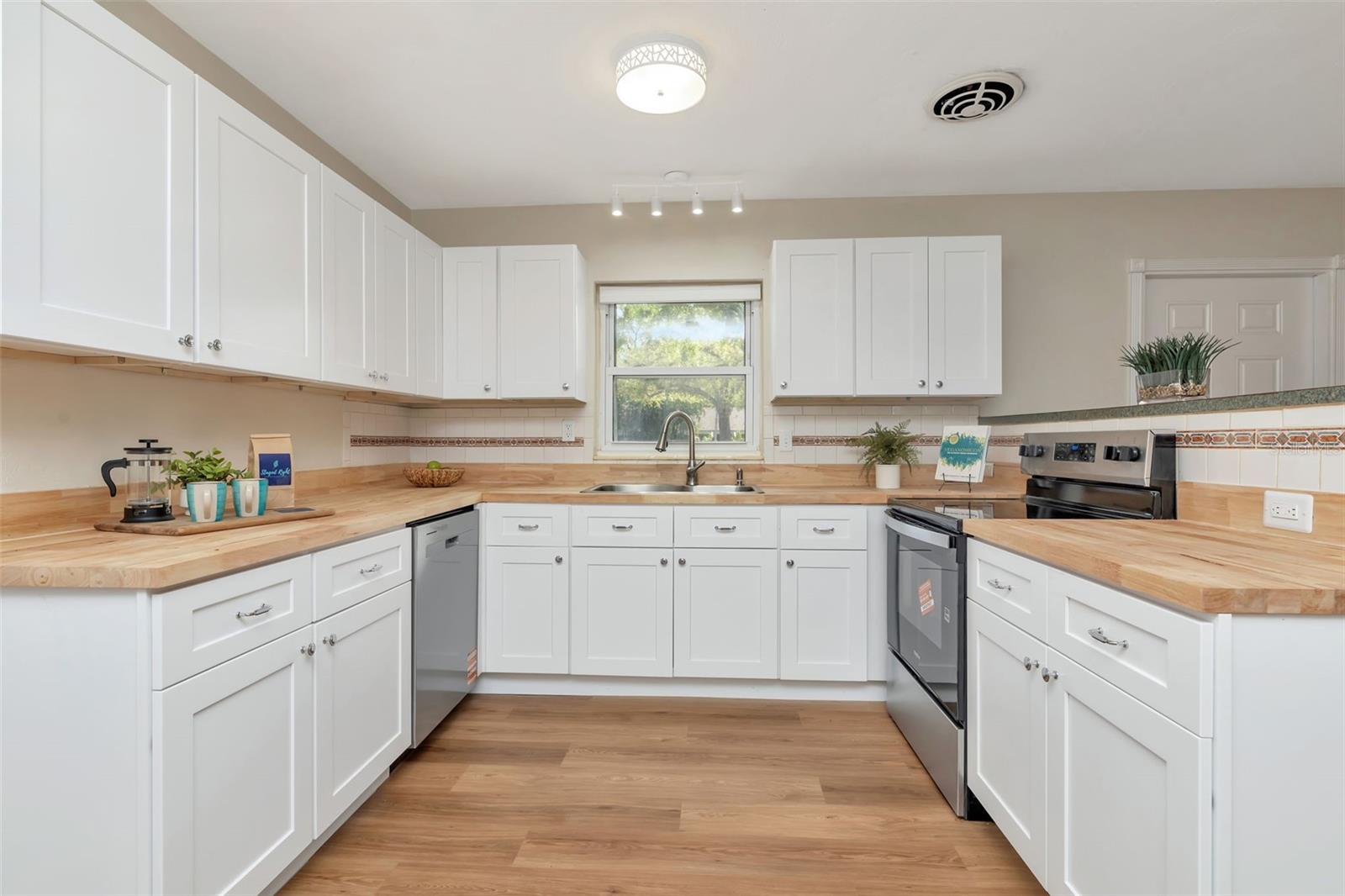 Image 8 of 32 For 7420 Dr Martin Luther King Jr Street N