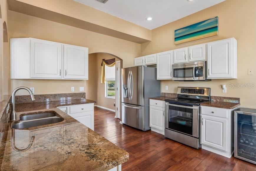 Image 10 of 62 For 402 Shore Drive W