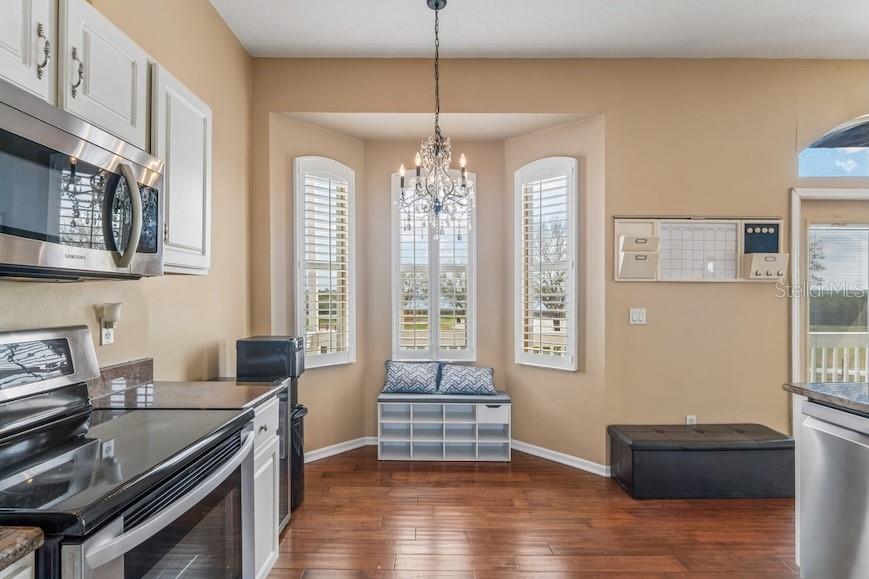 Image 11 of 62 For 402 Shore Drive W