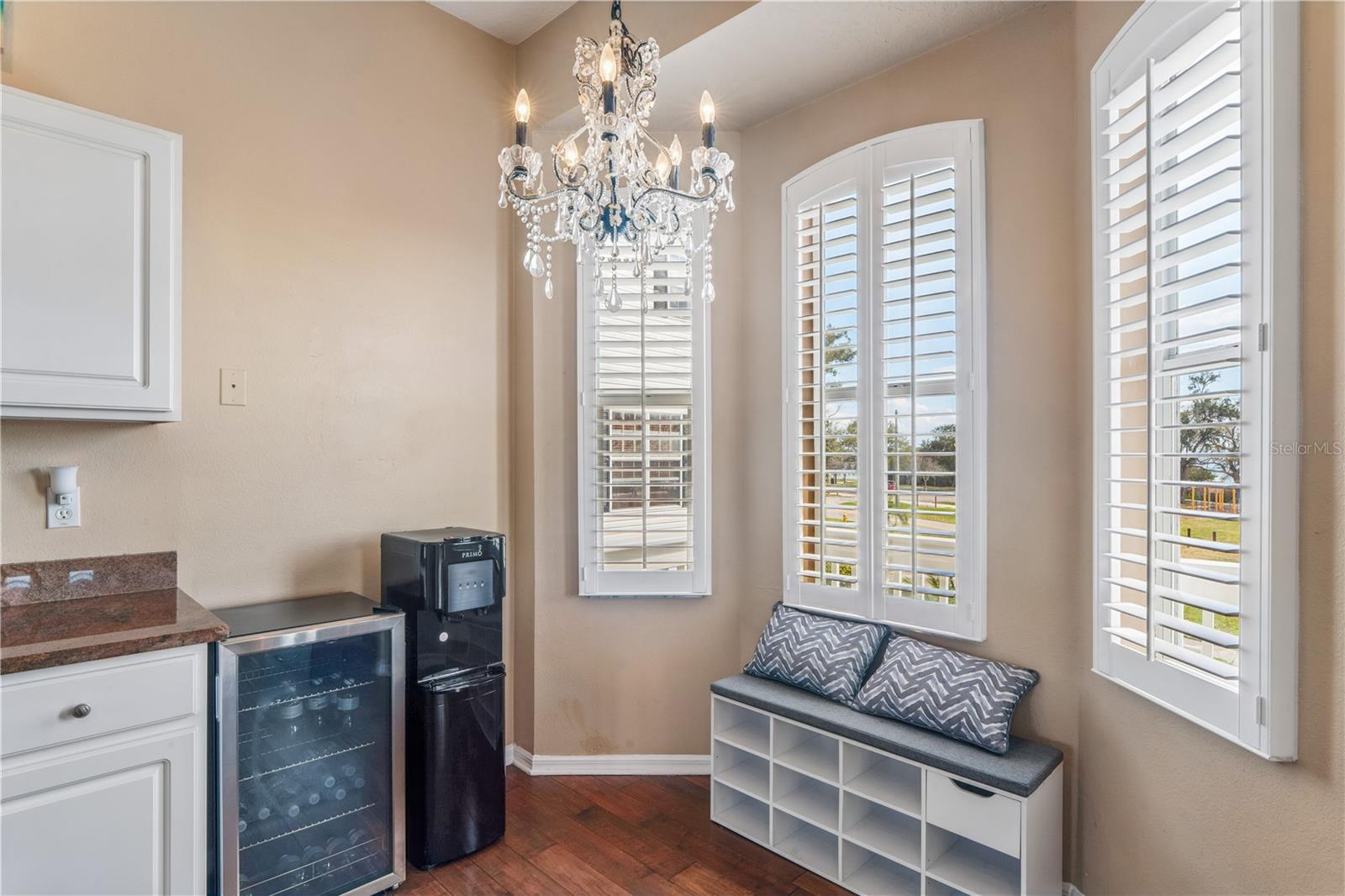 Image 12 of 62 For 402 Shore Drive W