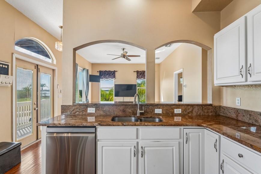 Image 13 of 62 For 402 Shore Drive W