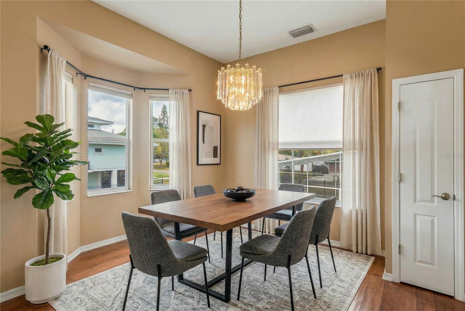 Image 14 of 62 For 402 Shore Drive W