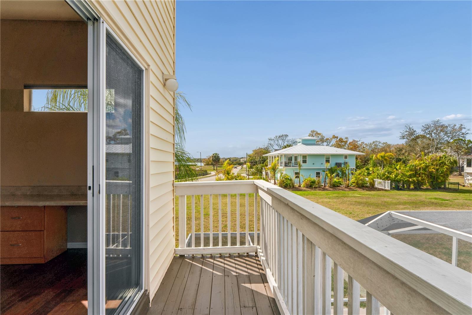 Image 17 of 62 For 402 Shore Drive W