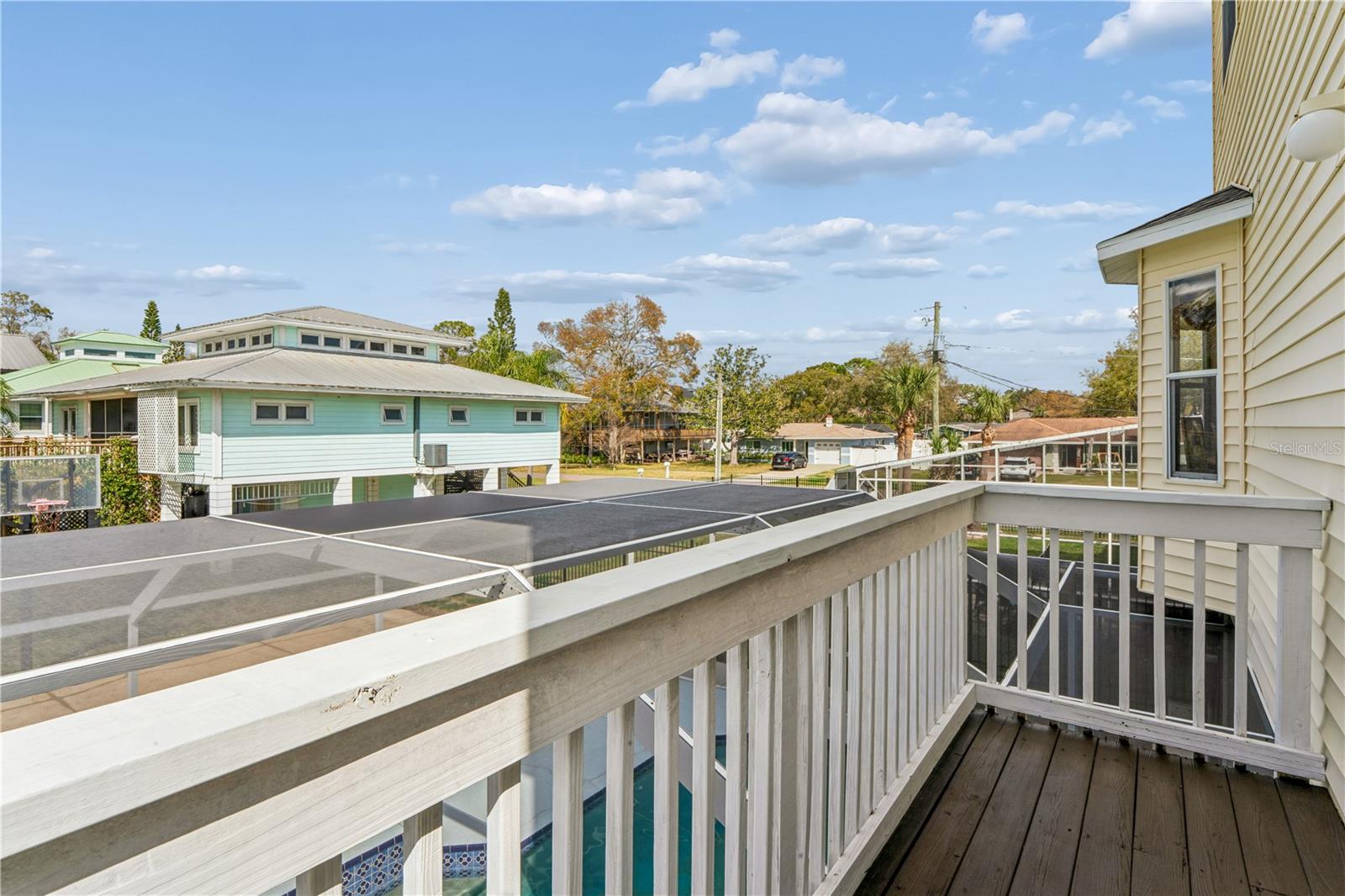 Image 18 of 62 For 402 Shore Drive W