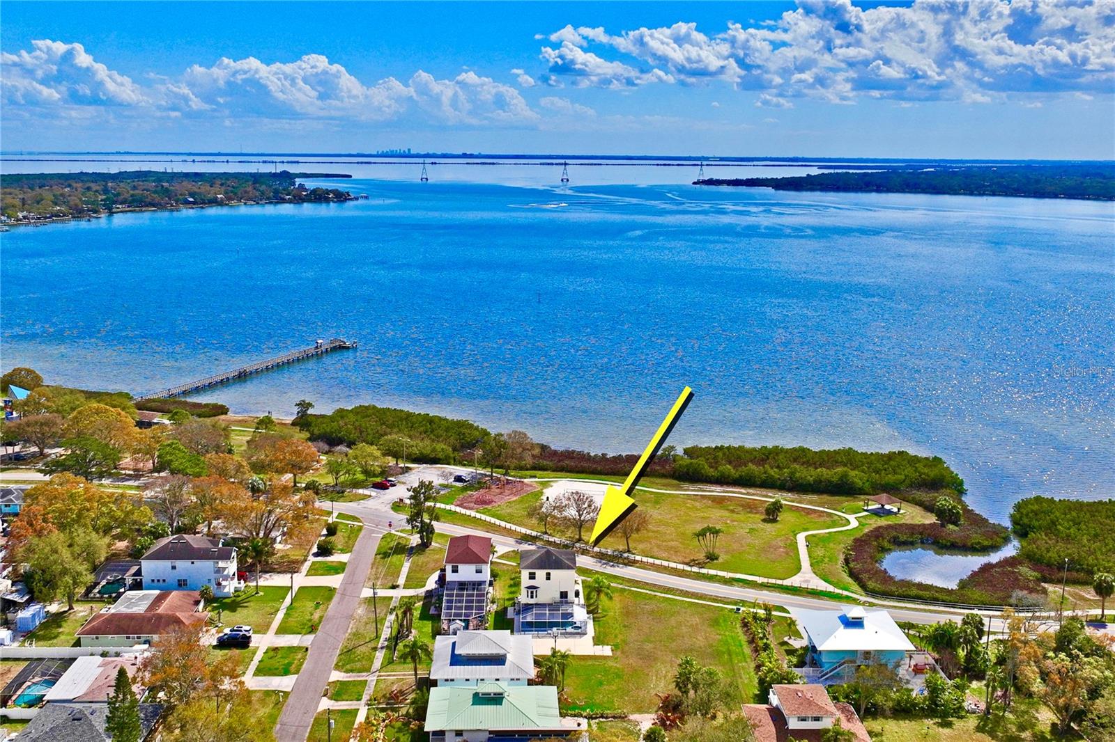 Image 19 of 62 For 402 Shore Drive W