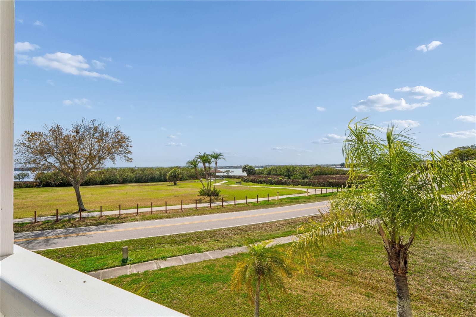 Image 23 of 62 For 402 Shore Drive W