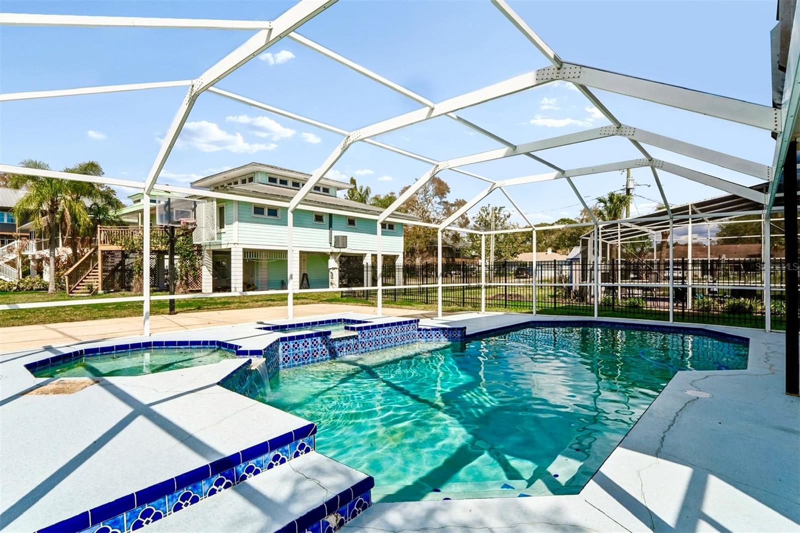 Image 24 of 62 For 402 Shore Drive W