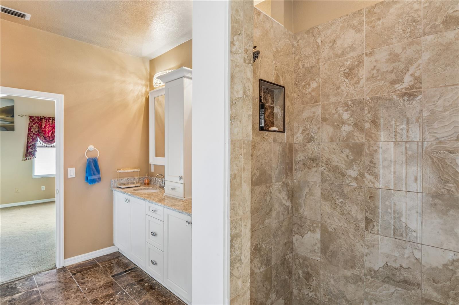 Image 28 of 62 For 402 Shore Drive W