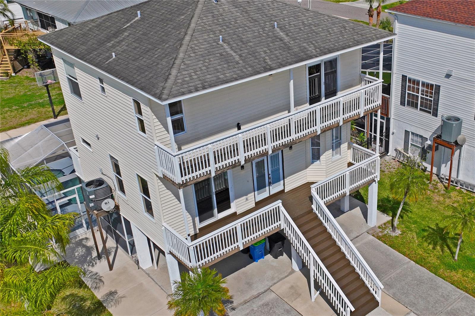 Image 36 of 62 For 402 Shore Drive W