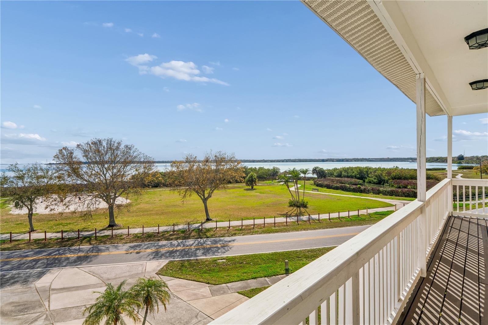 Image 38 of 62 For 402 Shore Drive W