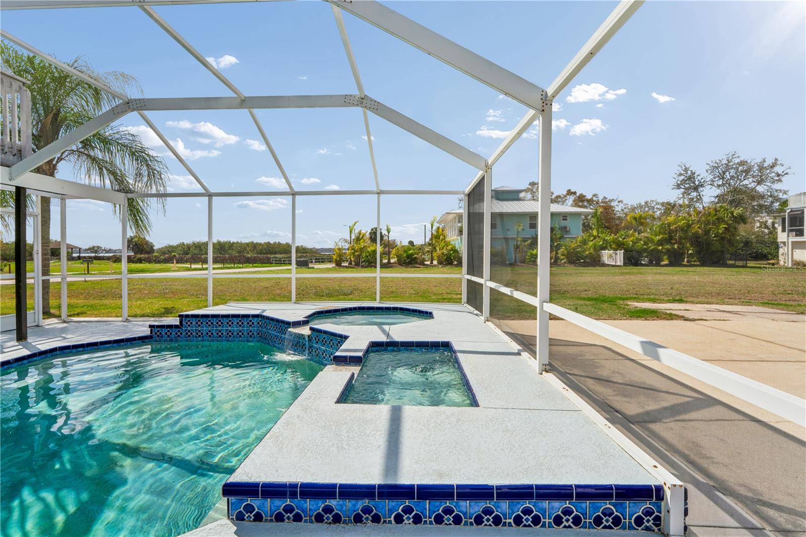 Image 39 of 62 For 402 Shore Drive W