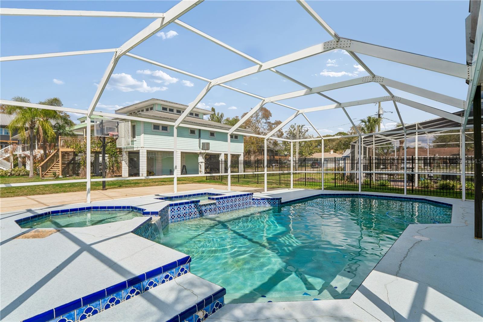 Image 43 of 62 For 402 Shore Drive W